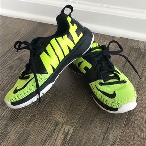 Nike Team Hustle D7 Youth Size 4 Shoes Sneakers